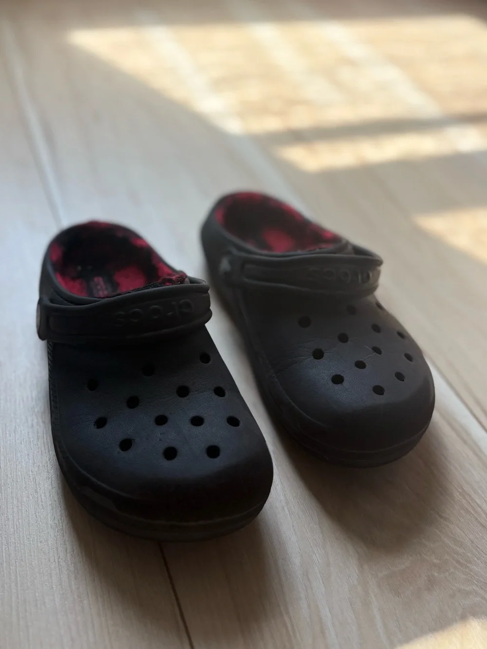 Crocs black Classic Lined Clogs Kids size 2